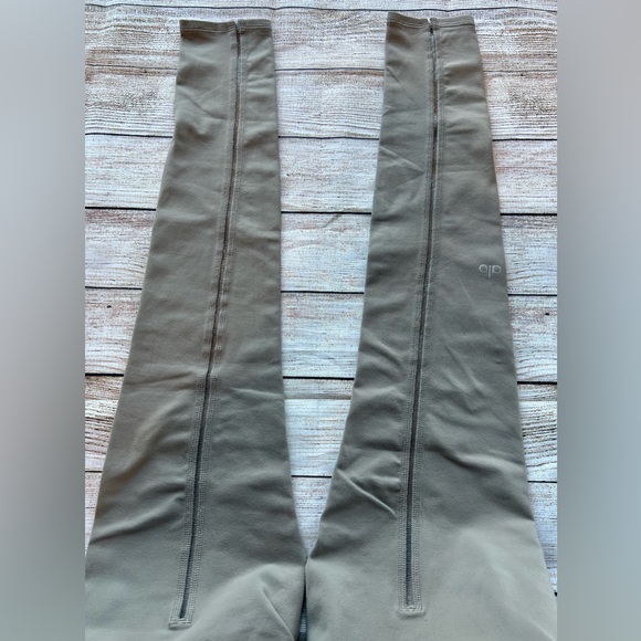 SOLD🔴ALO Yoga Dash Leggings in Gravel - Picture 7 of 11